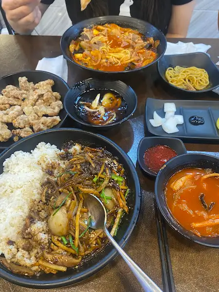 다양한 한식 메뉴가 차려진 식탁