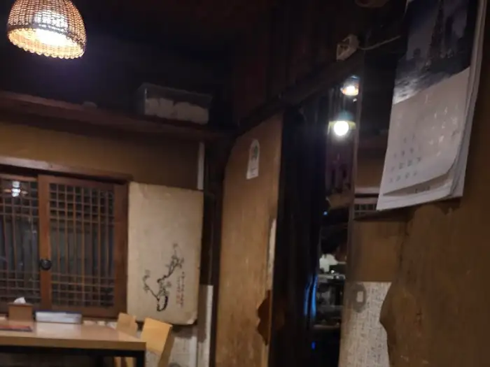 진돗개네 아늑한 실내 조명과 창문