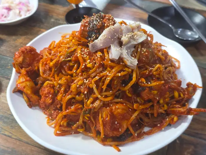커다란 접시에 가득 담긴 아귀찜