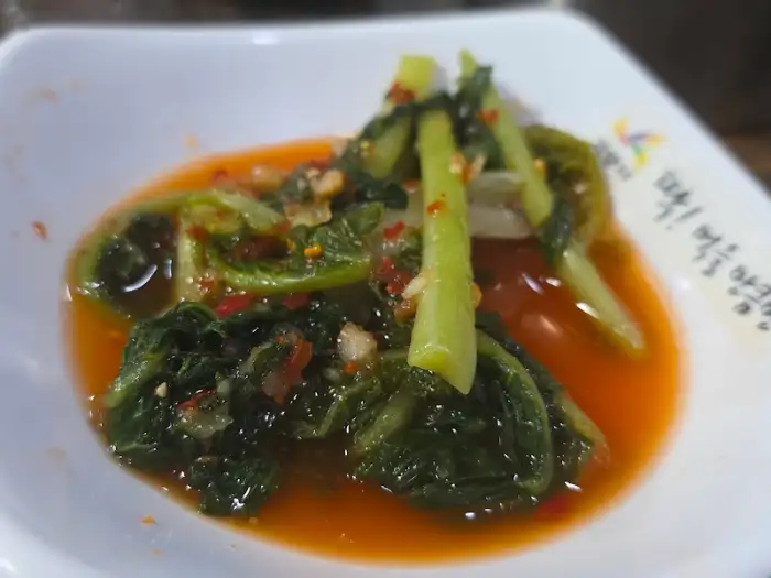 매콤한 양념에 버무려진 채소와 아귀