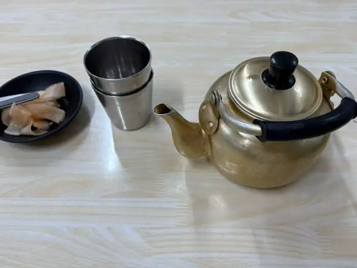 주전자와 컵, 찬
