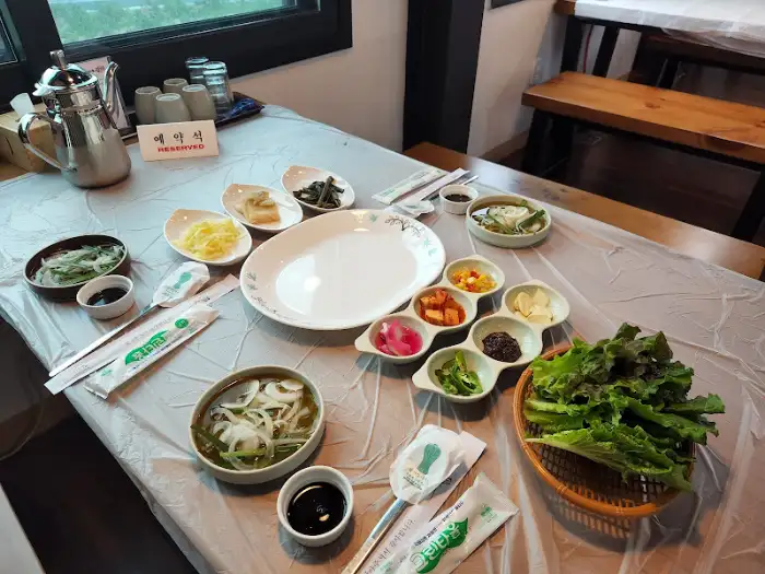 테이블에 차려진 다양한 한정식 찬과 밥.