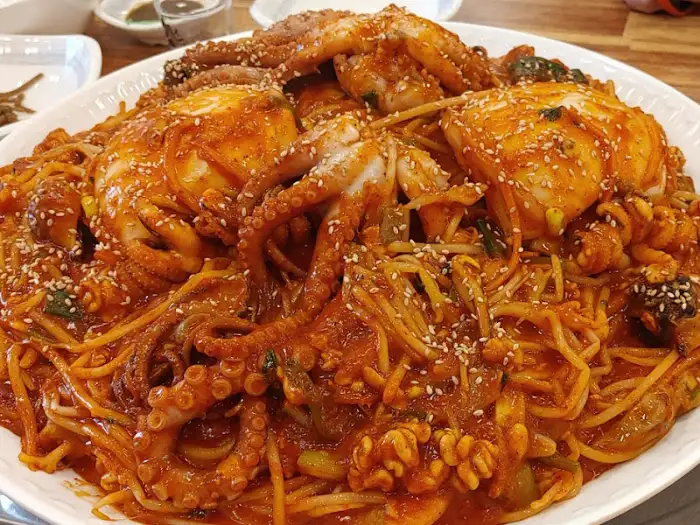 해물아귀찜의 클로즈업 사진. 낙지의 쫄깃함과 아귀의 부드러움이 느껴진다.