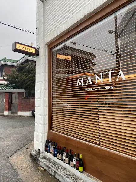 건물 외관 사진. 'MANTA FRESH PASTA DINING'이라는 간판이 보인다.