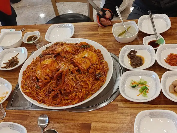 다른 식당의 해물찜 사진. 큼직한 문어와 다양한 해산물이 보인다.