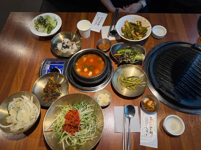 한마음정육식당 원주기업도시점의 다양한 밑반찬과 찌개