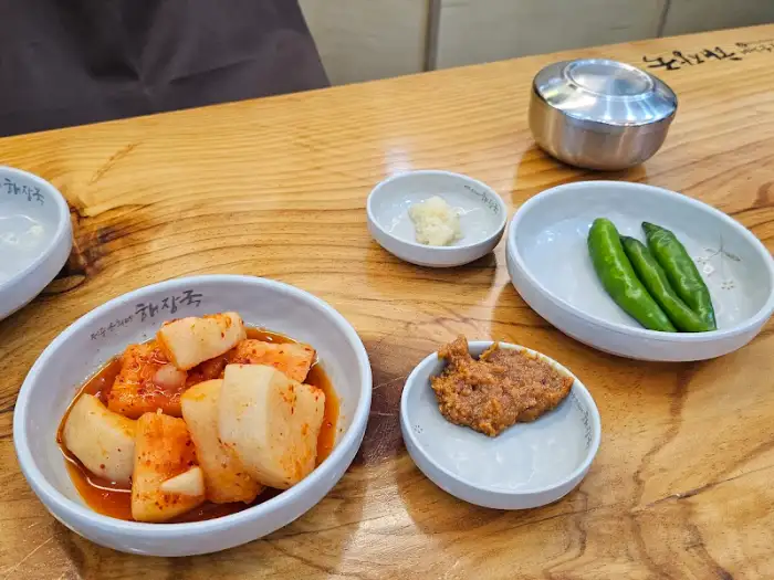 깔끔하게 정돈된 테이블 세팅