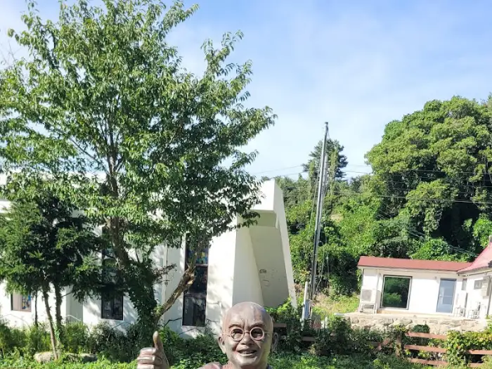 독특한 조형물과 이장희 씨 모습