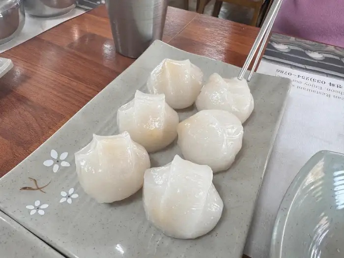 정갈하게 담겨 나온 수제 두부 만두