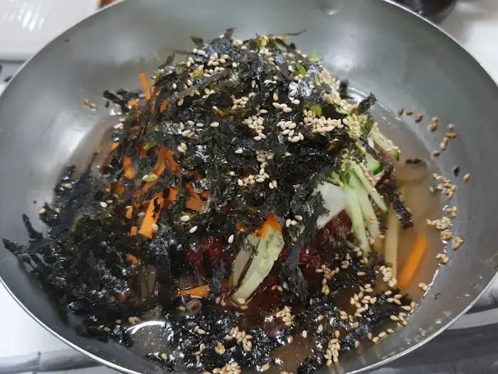 푸짐하게 담긴 비빔 막국수