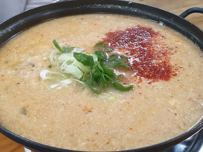 따뜻하게 끓고 있는 두부전골
