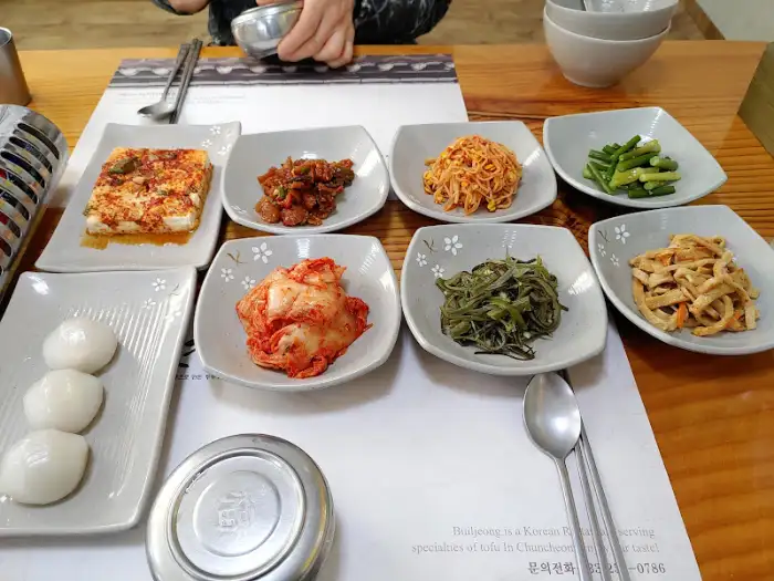 다양한 반찬과 함께 차려진 식탁