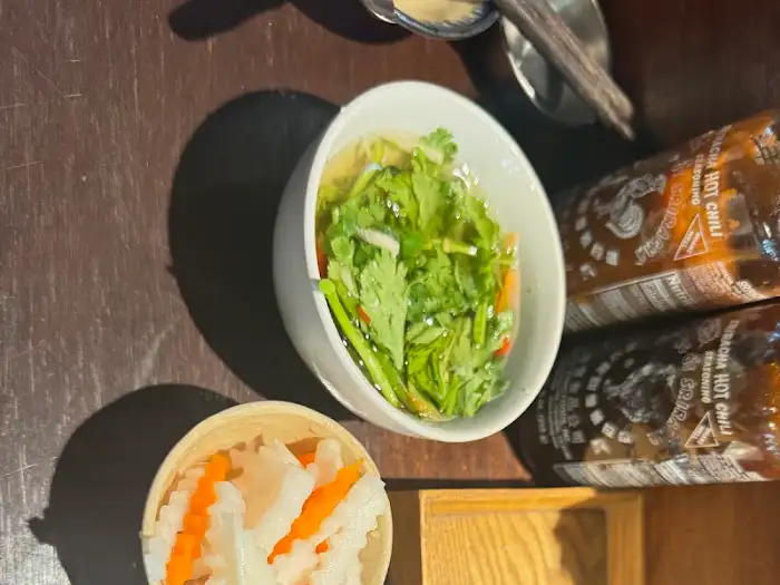신선한 채소와 소스가 담긴 그릇, 그리고 곁들임 찬