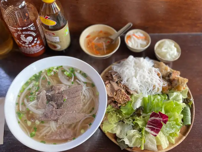 쌀국수와 분짜가 함께 차려진 테이블 세팅