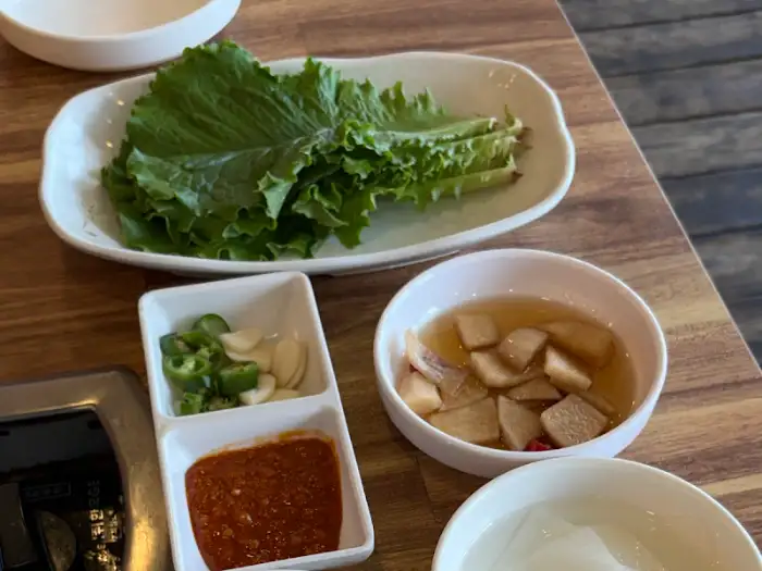 상추, 깻잎, 마늘, 고추, 쌈장, 그리고 시원한 동치미 국물