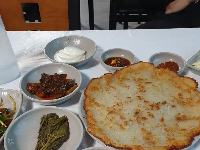 바삭하게 부쳐진 감자전과 곁들임 찬들