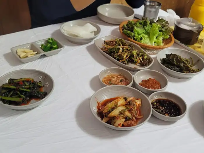 테이블에 차려진 다채로운 밑반찬들