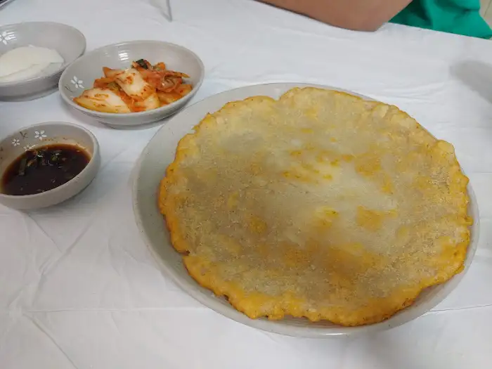 잘 부쳐진 감자전과 곁들임 찬