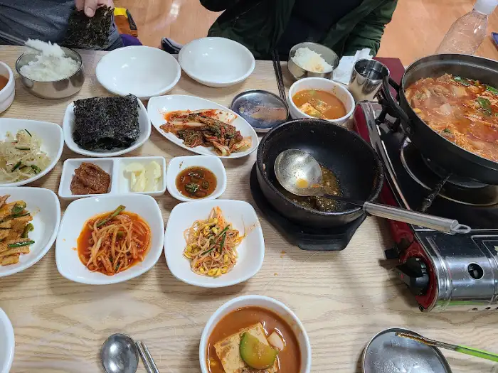 테이블 가득 차려진 한상차림