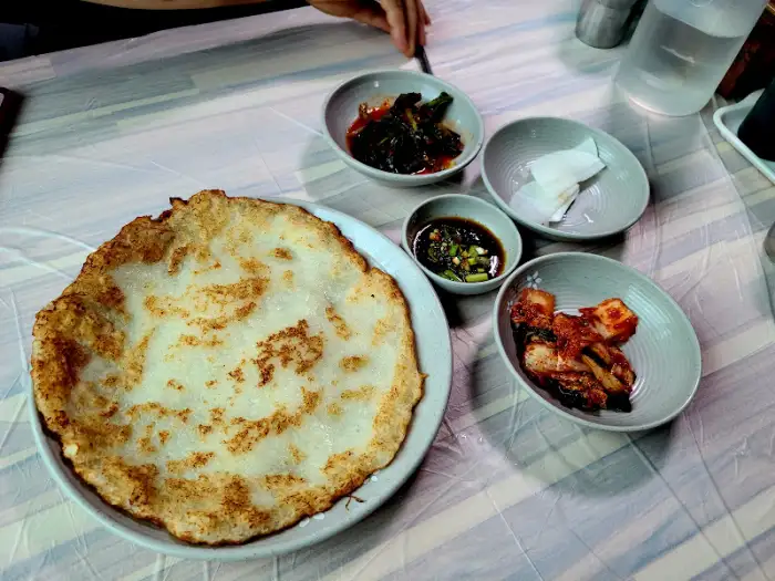 얇게 부쳐낸 부침개와 곁들임 찬