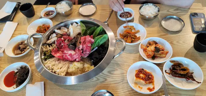 다양한 건더기가 푸짐하게 들어있는 찌개