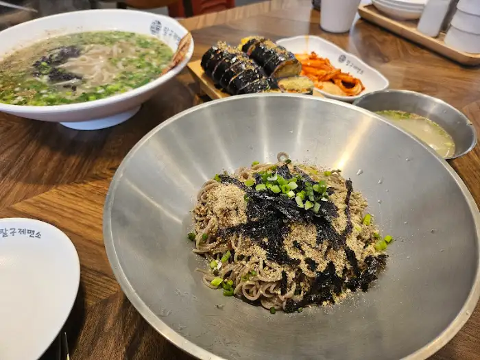 들깨칼국수와 막국수, 김밥이 함께 있는 상차림