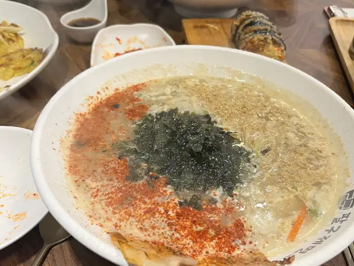 들깨칼국수 국물 클로즈업 모습