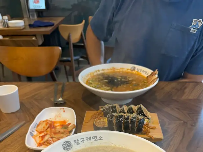 테이블에 놓인 여러 음식 사진