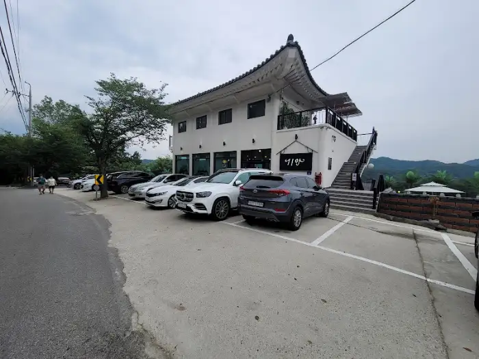 카페 외관 및 주차장 모습