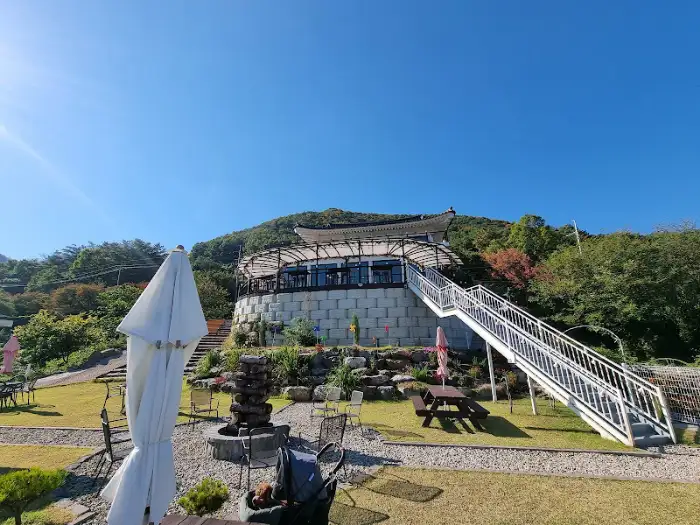 카페 건물과 연결된 외부 계단