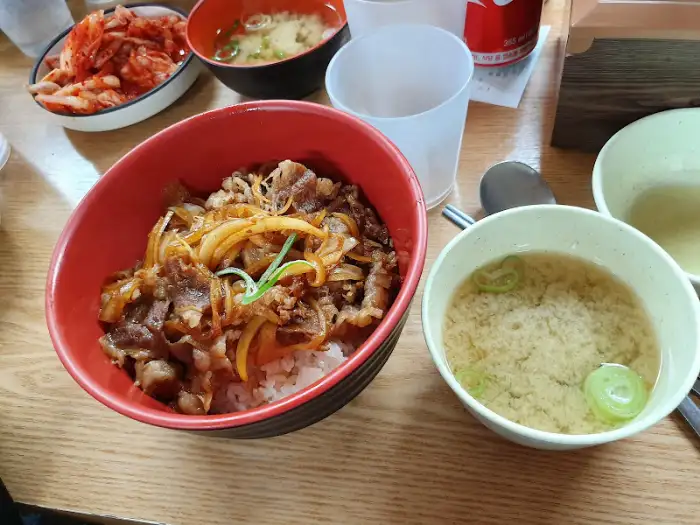 푸짐하게 담긴 고기덮밥과 곁들임 국물