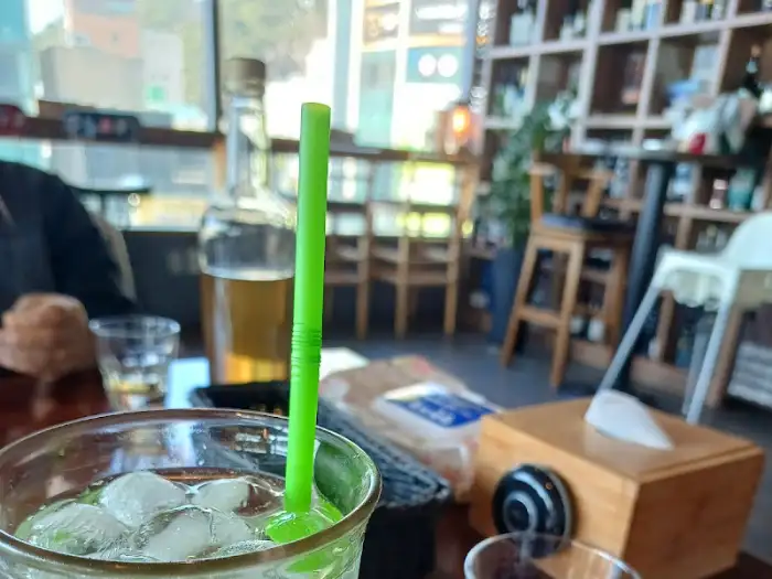 시원한 맥주잔과 테이블 풍경