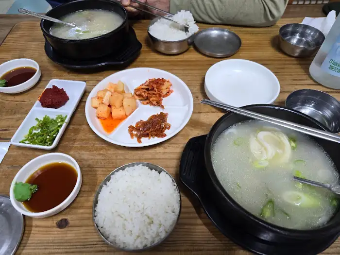 테이블 세팅 및 음식 사진