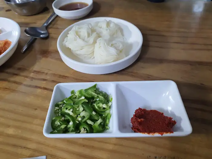 밥과 곁들여 먹는 반찬 사진