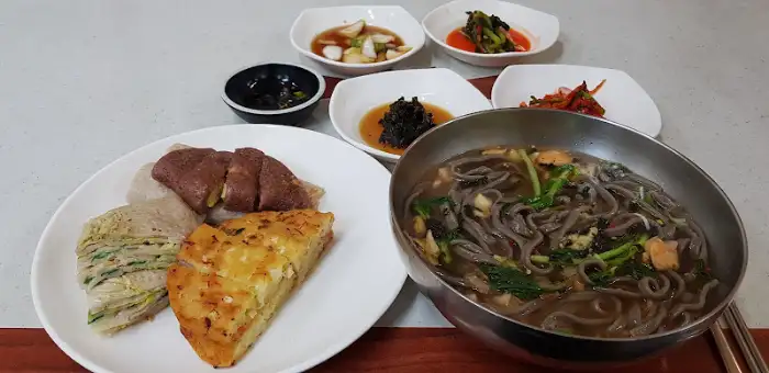 푸짐하게 차려진 한상 차림