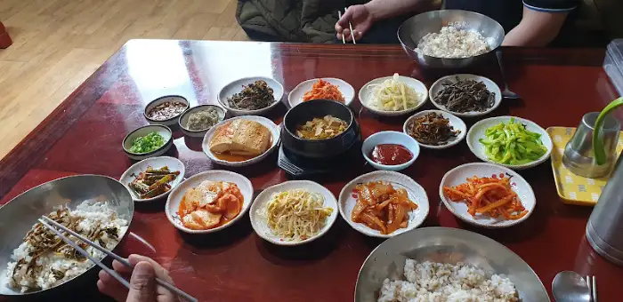 푸짐하게 차려진 식탁 전경