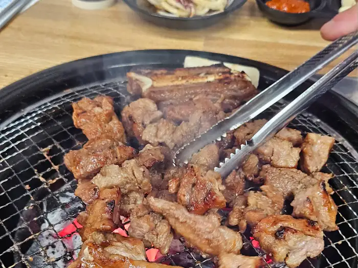 집게로 집은 갈비 조각들