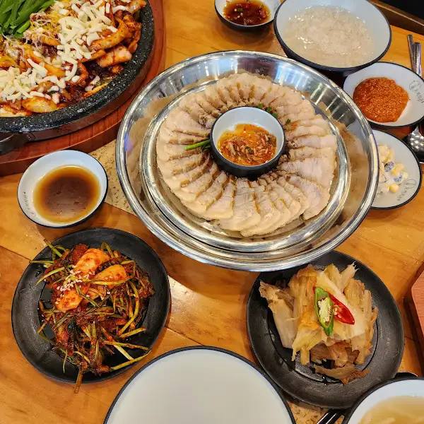다양한 음식들이 차려진 테이블