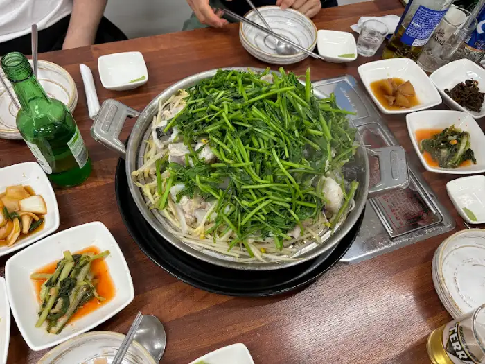 테이블에 놓인 탕 요리와 반찬들