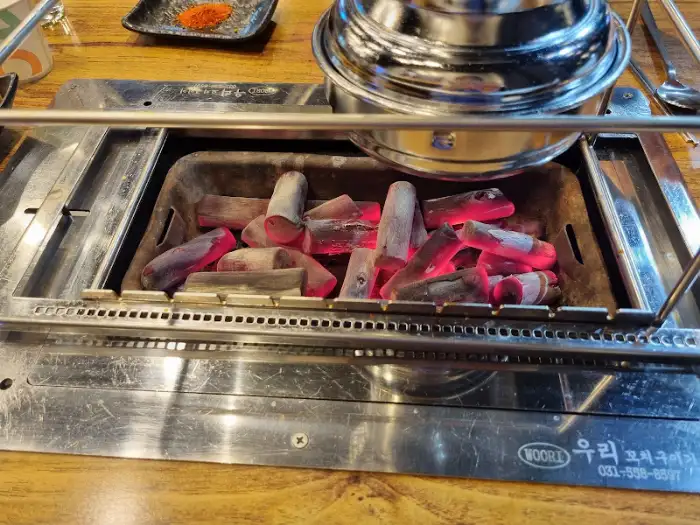 활활 타오르는 숯불이 담긴 화로