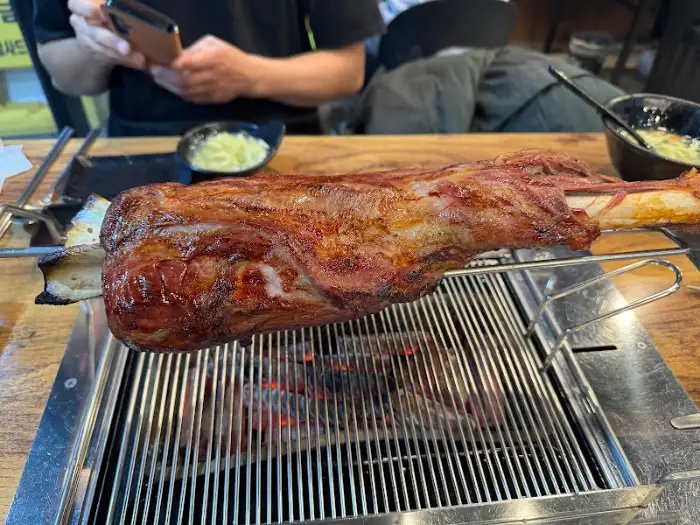 숯불 위에서 구워지고 있는 거대한 양다리