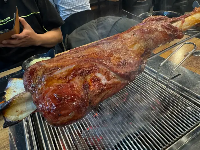 양다리가 숯불 위에서 맛있게 익어가는 모습
