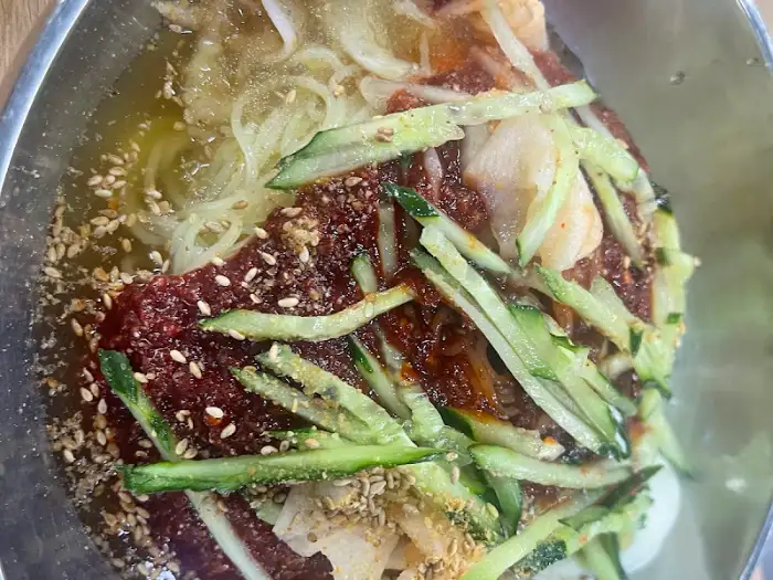 먹음직스러운 비빔밀면