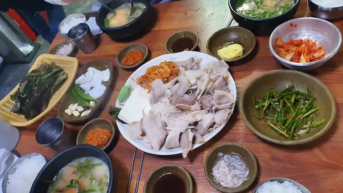 다양한 반찬과 함께 나온 메인 메뉴