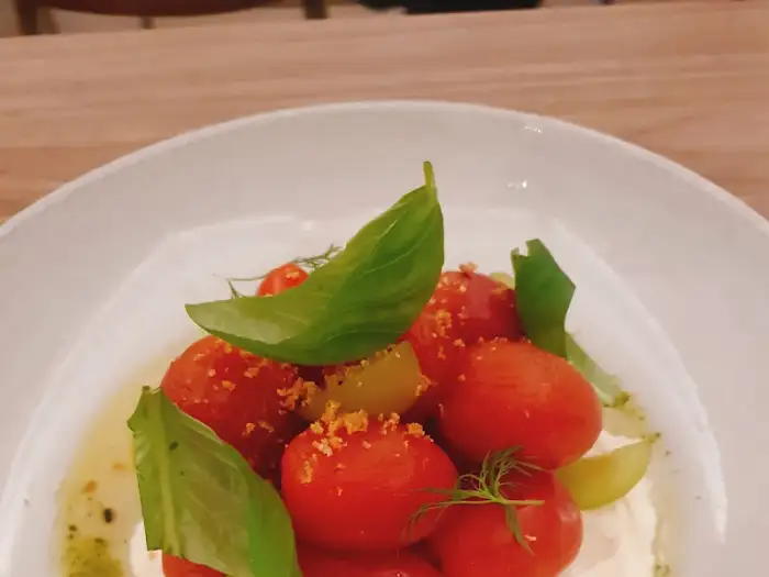 토마토 샐러드의 클로즈업. 톡톡 터지는 방울토마토와 부드러운 크림 치즈의 조화가 상상되었다.