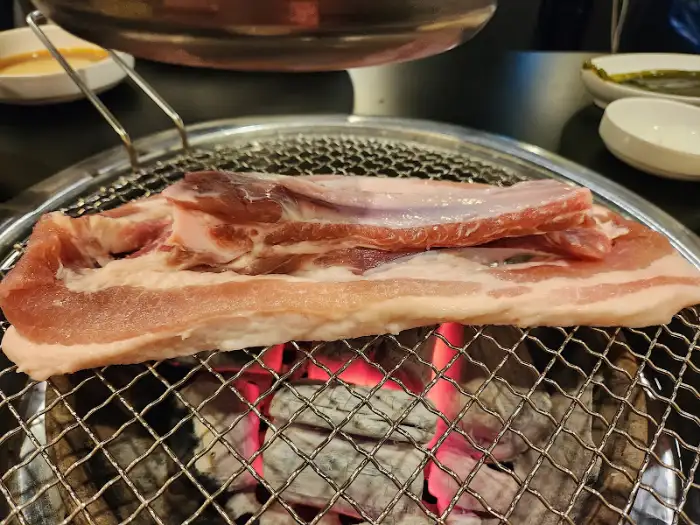 불판 위에서 지글지글 구워지는 뼈삼겹