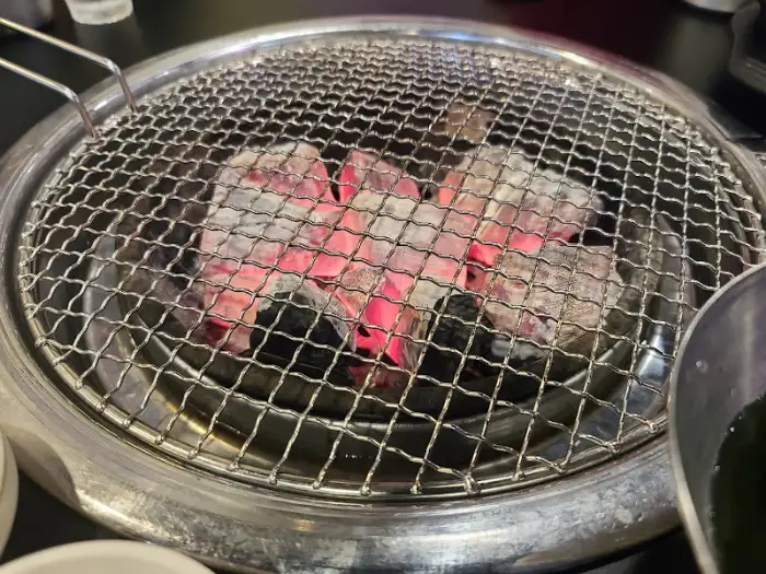 숯불이 활활 타오르는 불판