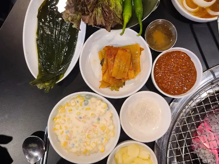 다양한 반찬과 찌개