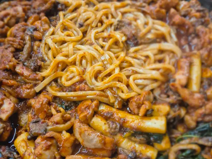 푸짐하게 볶아지고 있는 닭갈비의 모습