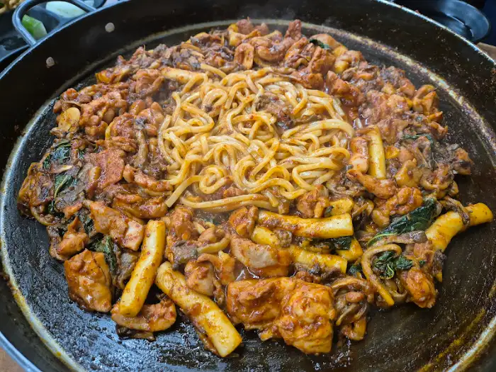 치즈 닭갈비 위에 치즈가 녹아내리는 모습